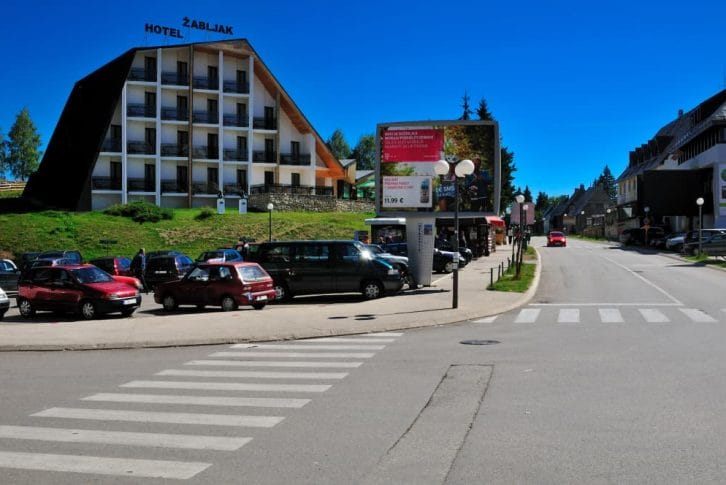 Hotel Žabljak am Trg Durmitorskih Ratnika aus WSW